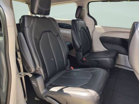 Used 2024 Chrysler Pacifica Touring-L FWD image 15