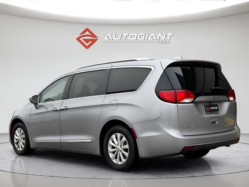 Used 2019 Chrysler Pacifica Touring-L image 8