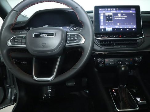 Used 2025 Jeep Compass Trailhawk image 28