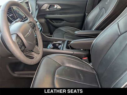 Used 2022 Chrysler Pacifica Limited w/ Uconnect Theater Family Group