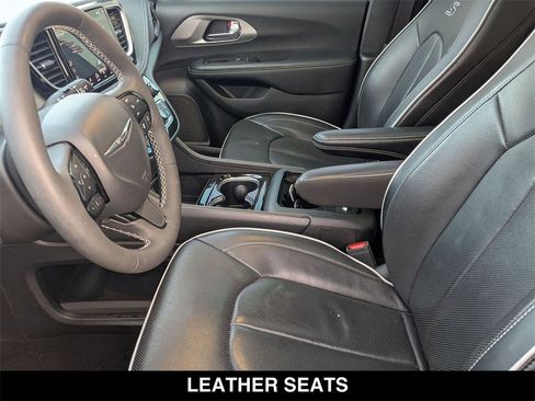 Used 2022 Chrysler Pacifica Limited w/ Uconnect Theater Family Group image 3