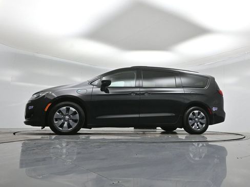 Used 2018 Chrysler Pacifica Limited w/ Advanced Safetytec Group FWD image 52