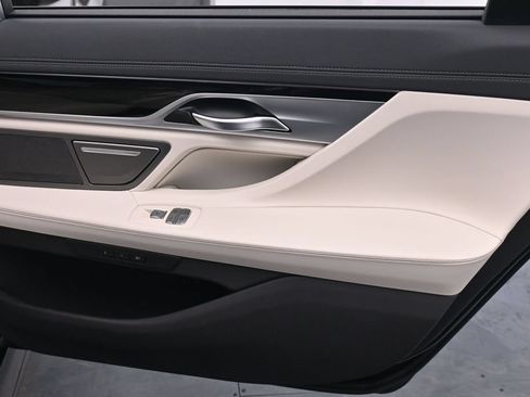 Used 2022 BMW 740i w/ M Sport Package RWD image 18