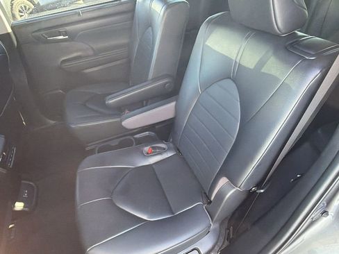 Used 2023 Toyota Highlander XLE image 12