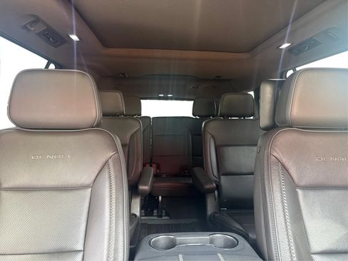 Used 2021 GMC Yukon XL Denali w/ Denali Premium Package AWD/4WD image 15