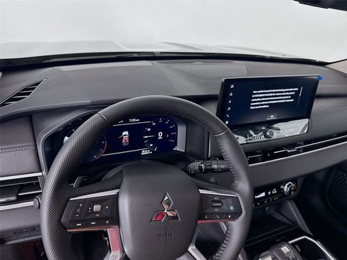 New 2025 Mitsubishi Outlander SE image 9