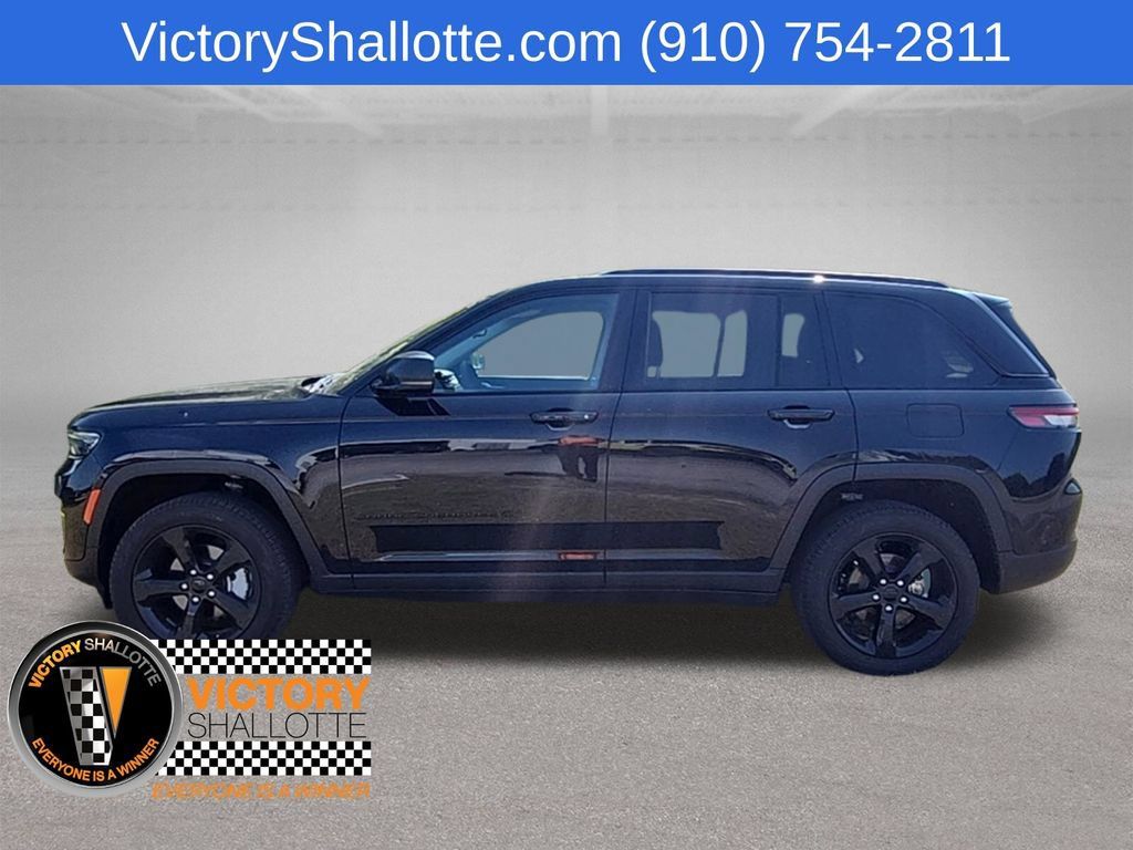 Used 2023 Jeep Grand Cherokee Limited w/ Black Appearance Package AWD/4WD image 17