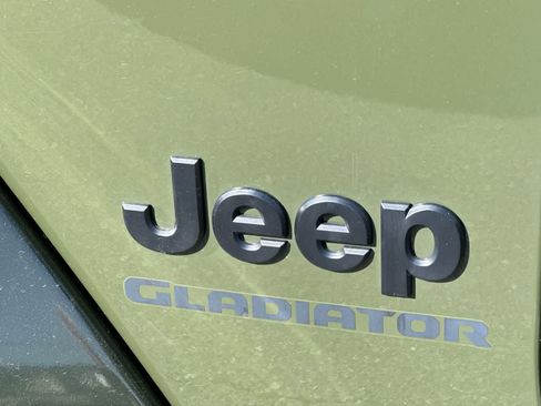 Used 2021 Jeep Gladiator Sport image 10