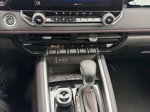 Used 2024 Chevrolet Colorado Z71 w/ Z71 Convenience Package 2 image 16