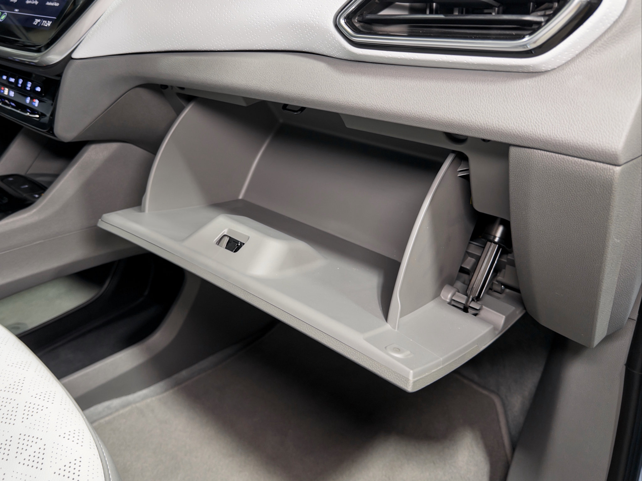 Used 2022 Chevrolet Bolt EUV Premier w/ Sun & Sound Package FWD image 19