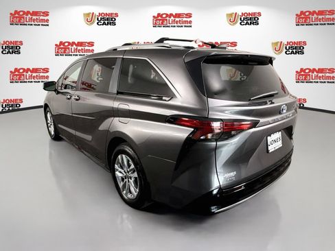 Used 2024 Toyota Sienna Limited AWD/4WD image 2