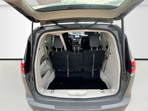 Used 2022 Chrysler Pacifica Touring-L image 25