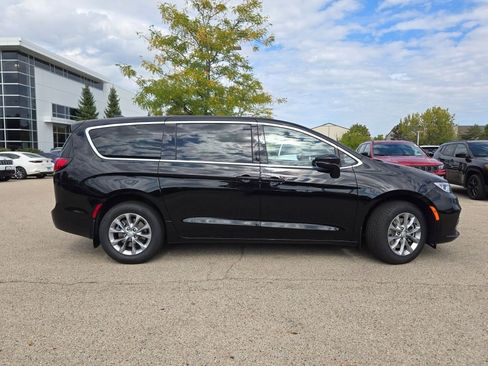 New 2026 Chrysler Pacifica Select image 6