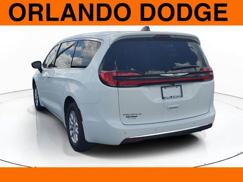 New 2026 Chrysler Pacifica Select image 4