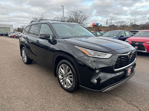 Used 2024 Toyota Highlander Platinum image 11