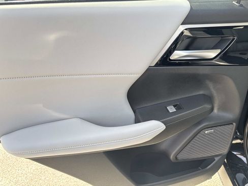 New 2026 Mitsubishi Outlander SE image 10