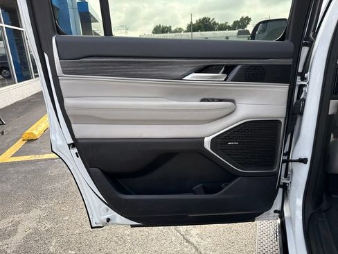 Used 2024 Jeep Wagoneer Series II w/ Flexible Seating Group RWD image 19