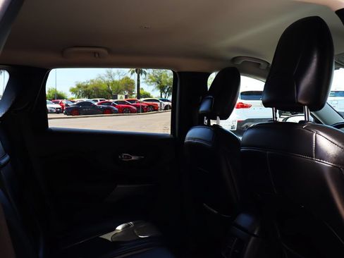 Used 2019 Jeep Cherokee Latitude Plus w/ Comfort/Convenience Group FWD image 29