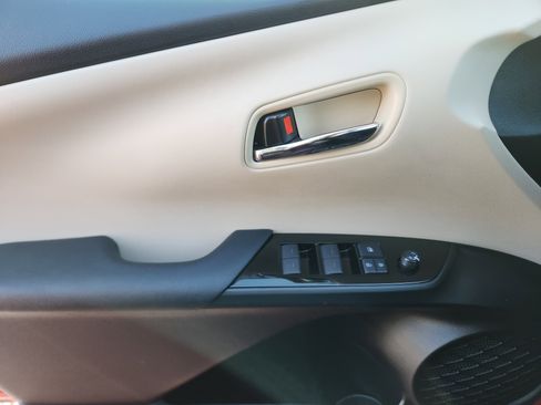 Used 2019 Toyota Prius L image 32