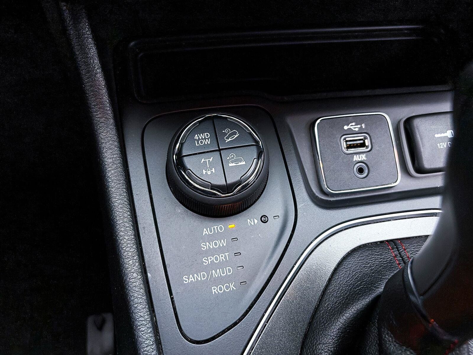 Used 2019 Jeep Cherokee Trailhawk w/ Cold Weather Group AWD/4WD image 25
