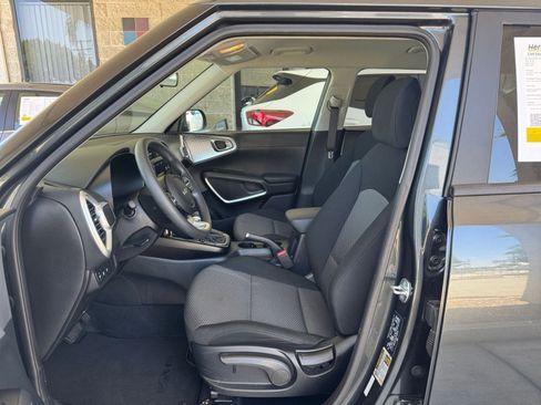 Used 2025 Kia Soul LX w/ LX Technology Package FWD image 24