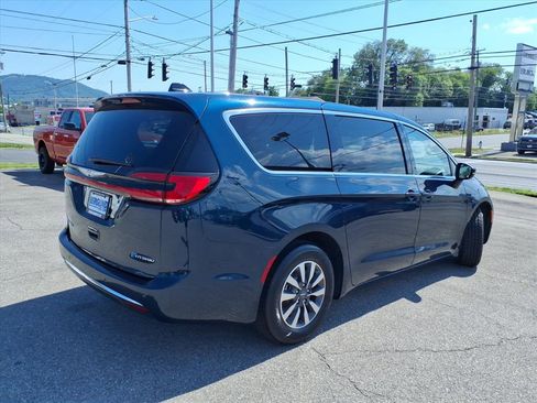 Used 2023 Chrysler Pacifica Touring-L FWD image 4