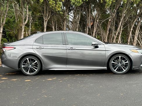 Used 2019 Toyota Camry XSE image 3