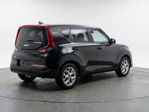 Used 2025 Kia Soul LX w/ LX Technology Package FWD image 9