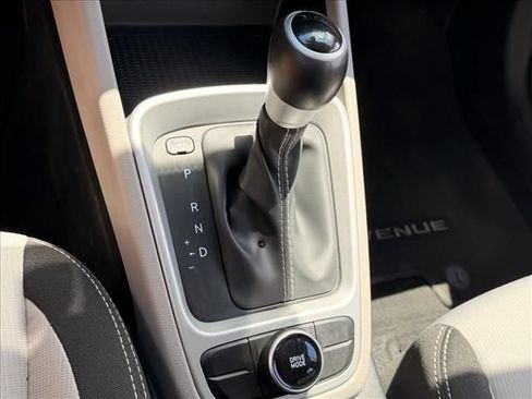 Used 2025 Hyundai Venue SEL FWD image 25
