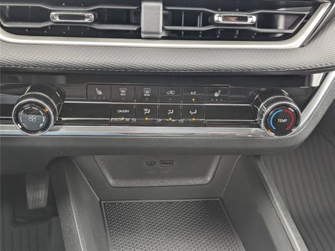 New 2026 Chevrolet Equinox LT w/ LPO, Floor Liner Package FWD image 18