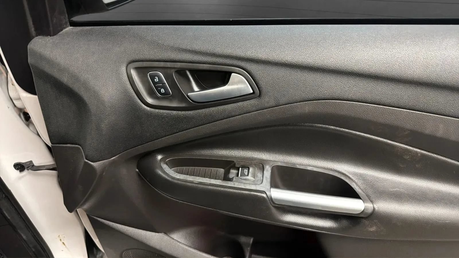 Used 2018 Ford Escape Titanium w/ Ford Safe & Smart Package AWD/4WD image 19