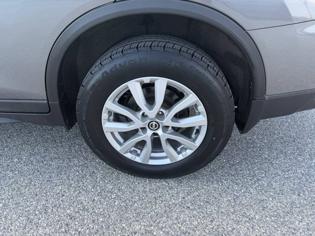 Used 2017 Nissan Rogue SV AWD/4WD image 28