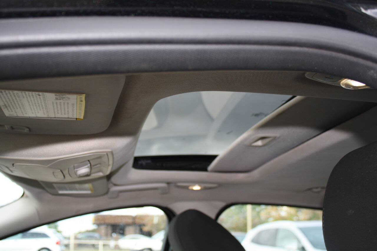 Used 2014 Ford Focus SE w/ Equipment Group 201A FWD image 12