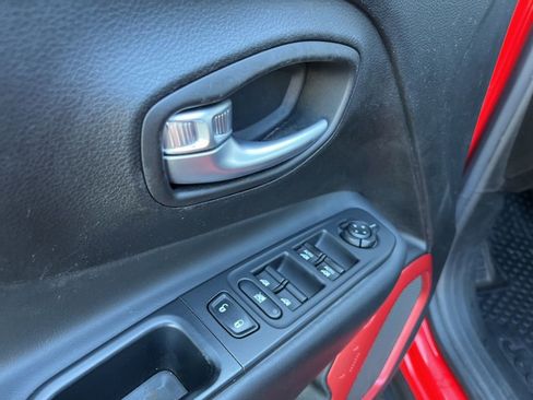 Used 2017 Jeep Renegade Trailhawk image 25