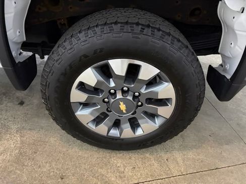 Used 2022 Chevrolet Silverado 2500 Custom w/ Custom Value Package AWD/4WD image 9