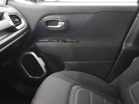 Used 2019 Jeep Renegade Latitude AWD/4WD image 13