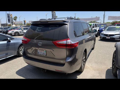 Used 2018 Toyota Sienna XLE w/ XLE Navigation Package AWD/4WD image 4
