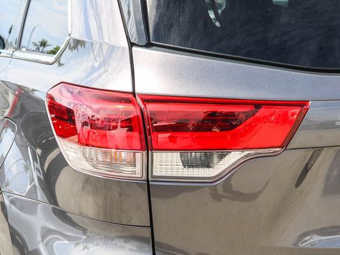 Used 2018 Toyota Highlander Plus FWD image 7