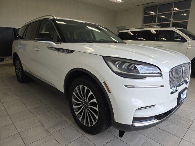 Used 2023 Lincoln Aviator AWD w/ Premium Package image 3