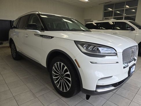 Used 2023 Lincoln Aviator AWD w/ Premium Package image 3