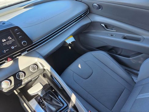 Certified 2025 Hyundai Elantra SE image 15