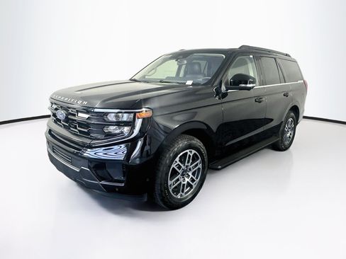 Used 2025 Ford Expedition Active AWD/4WD image 3