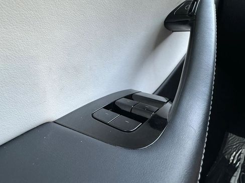 Used 2024 Tesla Model Y 2WD image 39