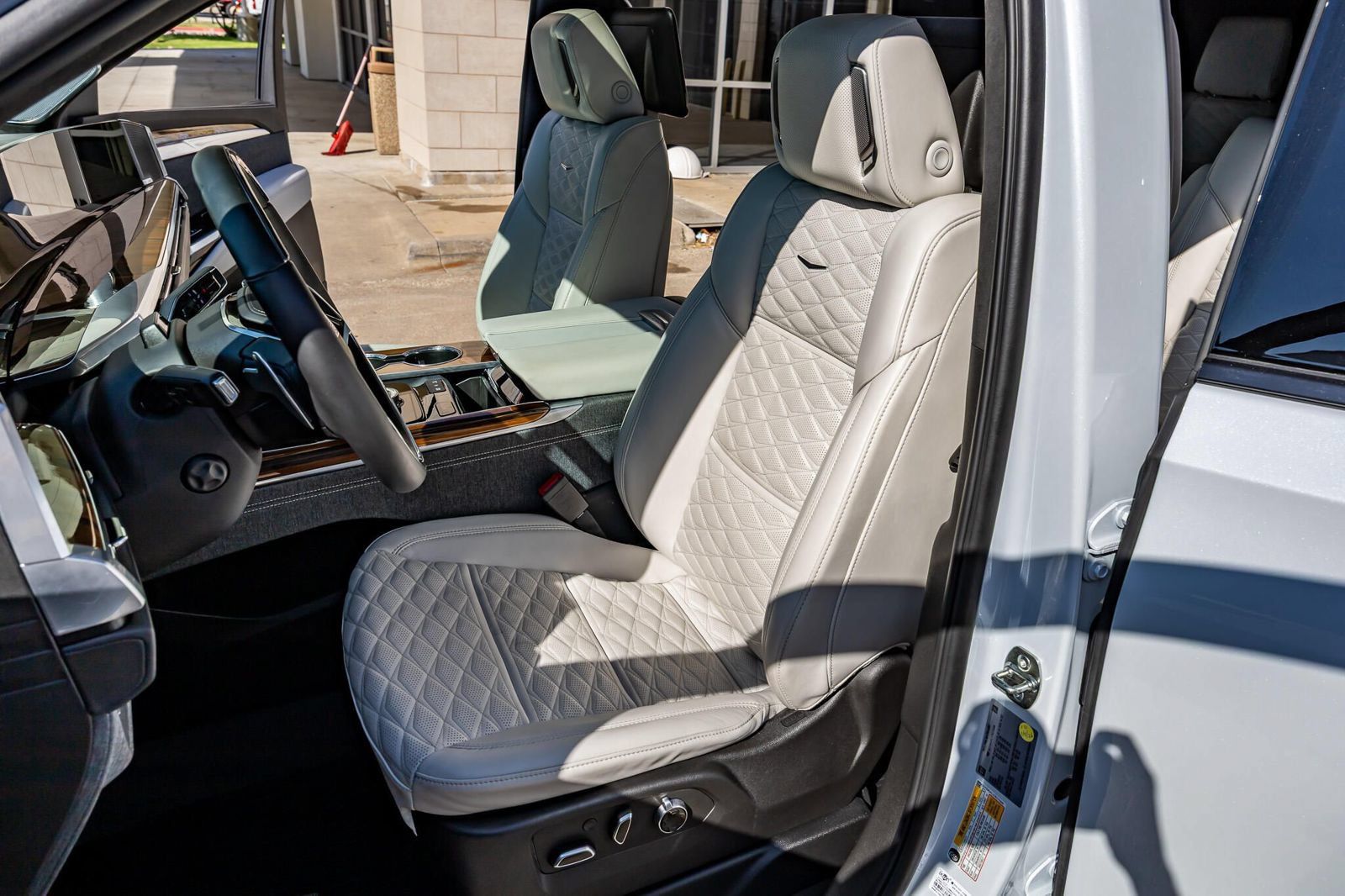 Used 2026 Cadillac Escalade Platinum Sport w/ LPO, Floor Liner Package AWD/4WD image 30