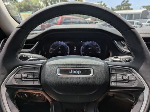 Used 2023 Jeep Grand Cherokee L Limited w/ Black Appearance Package AWD/4WD image 41