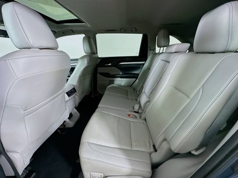 Used 2019 Toyota Highlander XLE AWD/4WD image 37