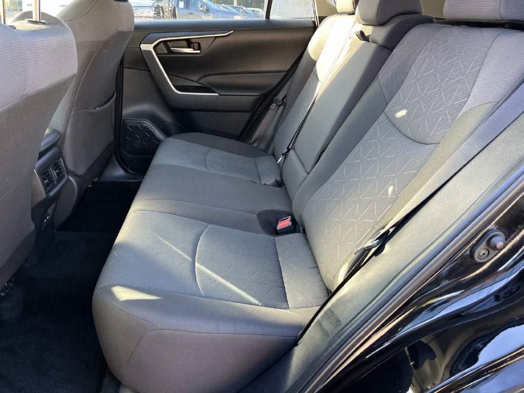 Used 2025 Toyota RAV4 XLE FWD image 19
