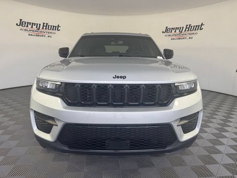 Used 2023 Jeep Grand Cherokee Altitude RWD image 5