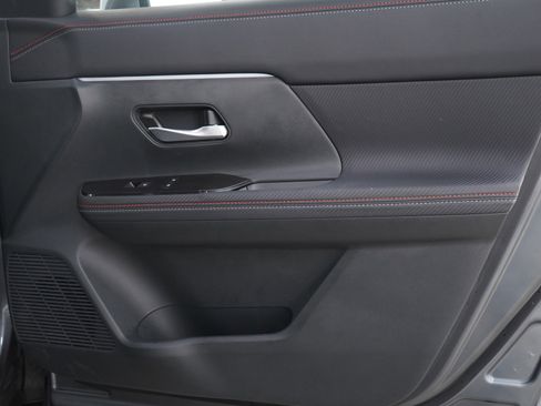 Used 2025 Nissan Kicks SR image 9