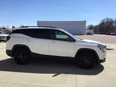 Used 2024 GMC Terrain SLE w/ Driver Convenience Package image 3